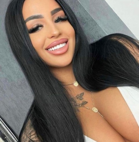 Adina, bronz natural și dorințe arzătoare