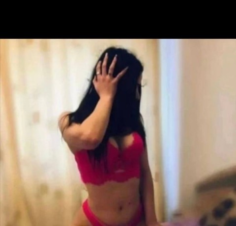 Deea, Escortă cu Aspect de Model în Oradea