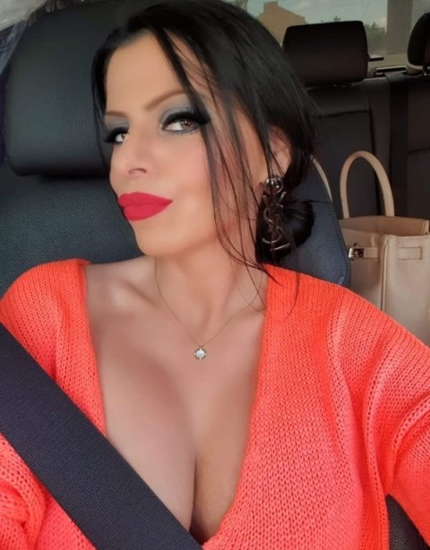 Escortă cu forme la Sala Palatului