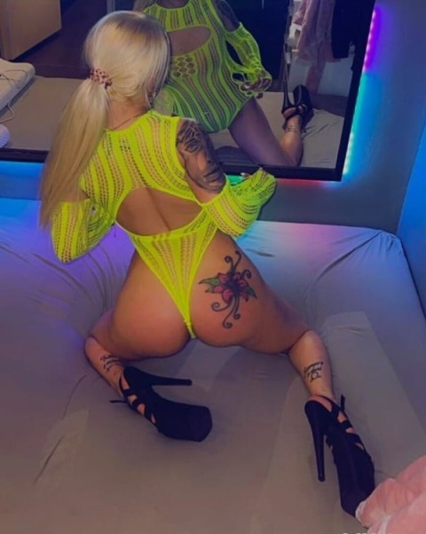 Escortă cu forme în Sector 1