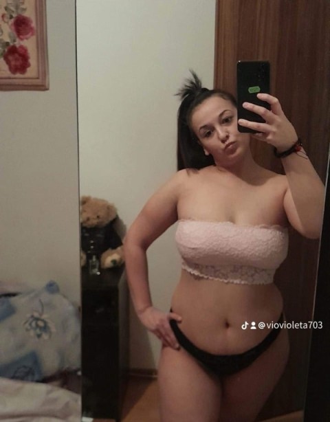 Escorte cu Forme Generoase și Piercing în Toplița · București
