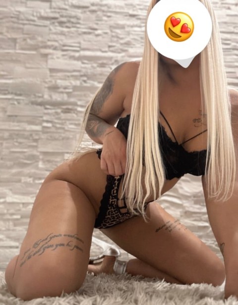 Experiențe de Sex în Grup cu Milf Docilă · sex in grup