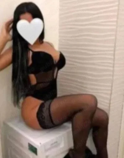Fumătoare Brunetă pentru Show-uri Incendiare în Slatina
