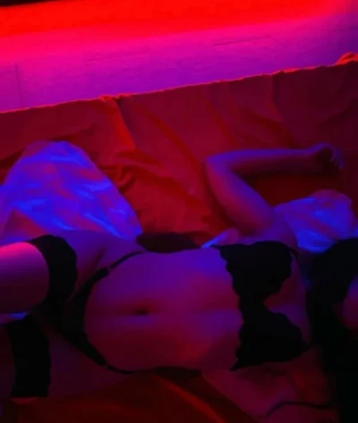 Grecoaică Seducătoare în Piața Chibrit