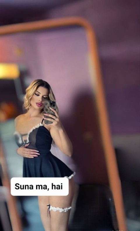 Latina Blondă cu Forme Apetisante în Curtea de Argeș · latină