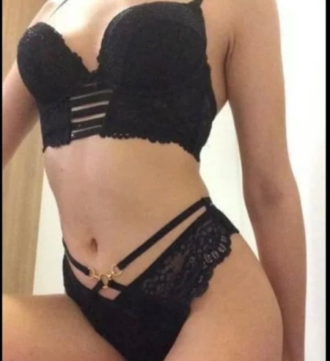 Tunsă scurt, gata de show web
